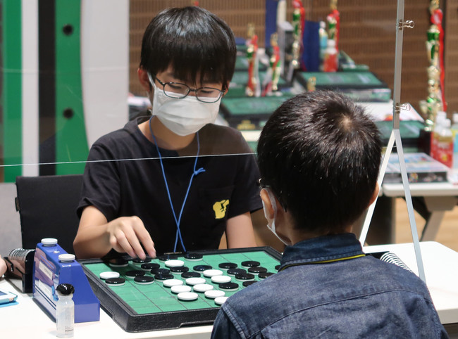 今年度オセロ小学生日本一決定！薬師寺 健太さん(小学6年生)2連覇のサブ画像2_決勝戦　山口 智生さん(写真左)