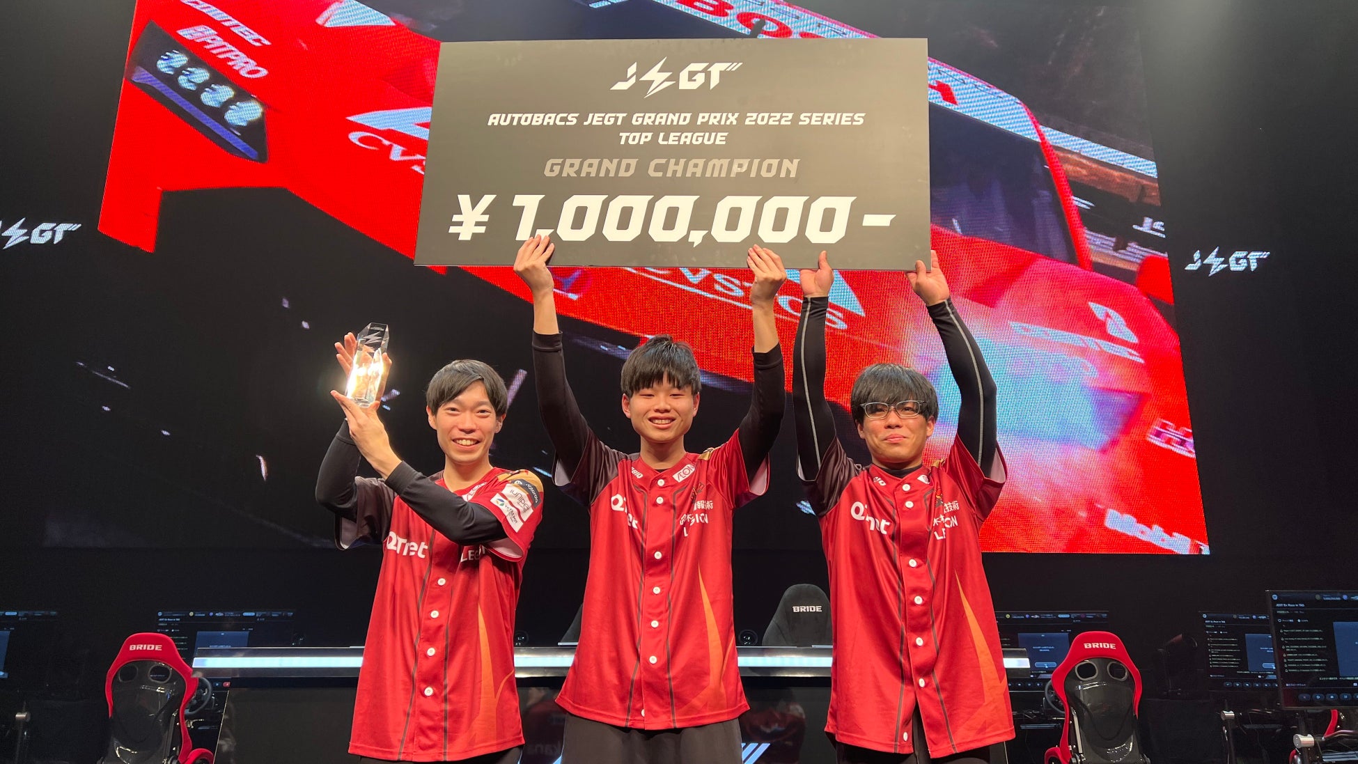 プロｅスポーツチーム「Sengoku Gaming」、国内最高峰のeモータースポーツ大会「AUTOBACS JEGT GRAND PRIX 2022 Series」で総合優勝、3代目チャンピオンにのサブ画像1_優勝したSengoku Gaming  左から 川上 奏選手、奥本 博志選手、今村 駿佑 選手