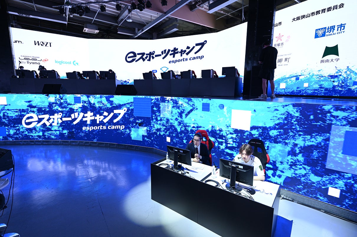 ゲームスキル向上、仲間作り、親子の絆、様々な感動を生んだeスポーツキャンプ「eスポーツキャンプ 2023 Summer」を今年も開催！のサブ画像5_2022年8月に開催した「eスポーツキャンプ」の大会（決勝戦）の様子。『VALORANT』の公式大会「VALORANT Champions Tour (VCT)」の日本語公式キャスターを務めるOooDa氏、「ZETA DIVISION」でVALORANT