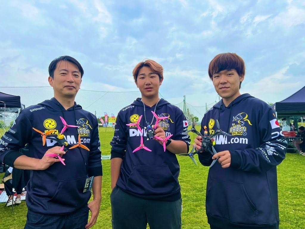 二連覇達成！ドローンレースチーム『RAIDEN RACING』高校生レーサー、橋本 勇希が『Japan Drone League 2023 Round 2 in チュプチニカ』で優勝！のサブ画像1_左からSaqoosha、YUKI FPV、Mattyo FPV @JDL