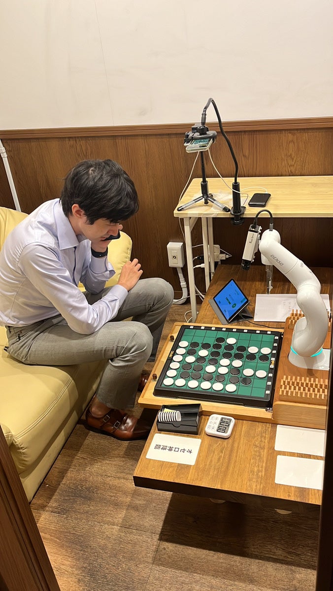 将棋・A級プロ棋士 中村太地がオセロに挑戦！「プロ棋士なら最強オセロロボットに勝てる説」配信中のサブ画像4