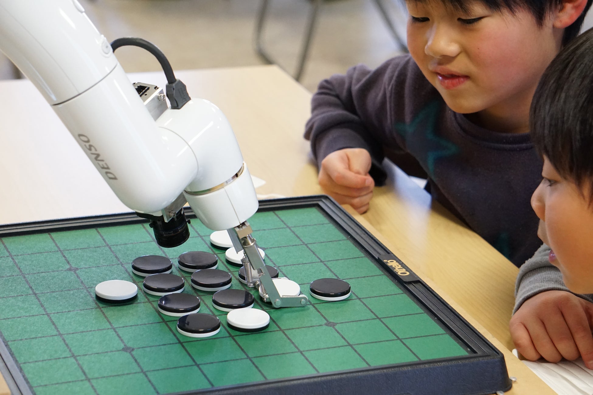 将棋・A級プロ棋士 中村太地がオセロに挑戦！「プロ棋士なら最強オセロロボットに勝てる説」配信中のサブ画像9