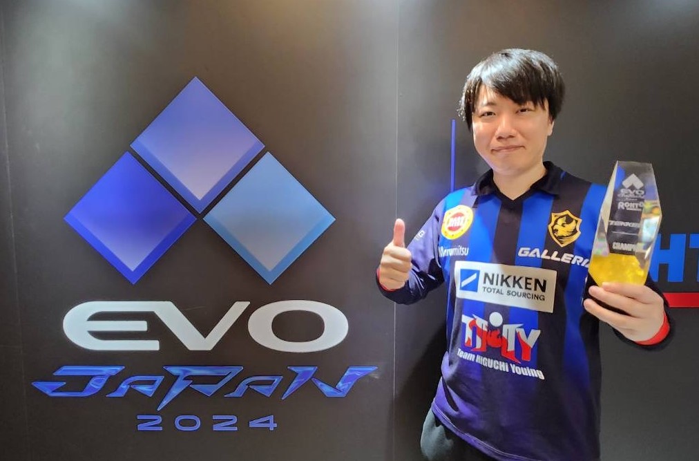 【鉄拳8 初の世界王者】EVO Japan 2024「鉄拳8」部門　THY/Teamひぐち遊ING所属のチクリン選手が優勝!!のサブ画像1_優勝トロフィーを手にしたチクリン選手（THY／Teamひぐち遊ING所属）